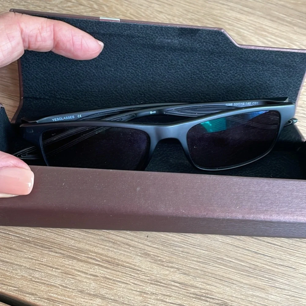 YESGLASSES BLACK SQUARE LIGHTWEIGHT SUNGLASSES WITH CASE - Model 1098